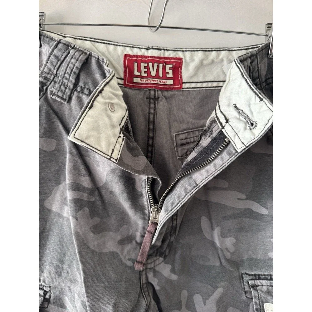 Levi’s Men’s Gray Camo Cargo Shorts Cotton Canvas Zip Fly Pockets Flat Front